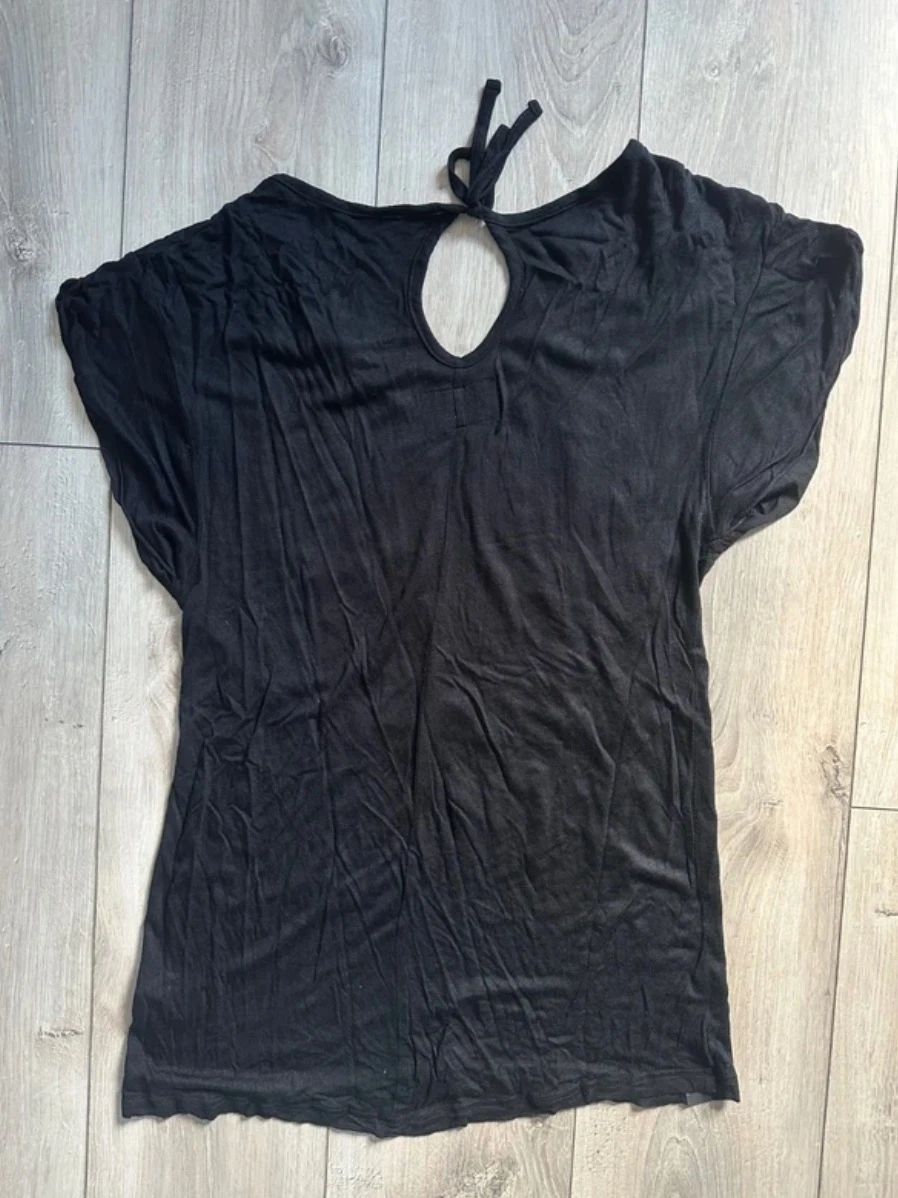 Camiseta negra holgada con la espalda anudada y letras en lentejuelas "Fall in love with you" – photo 3